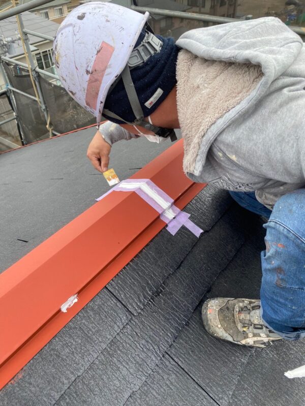 千葉県木更津市　屋根塗装工事　棟板金　サビ止め塗装～コーキング補修