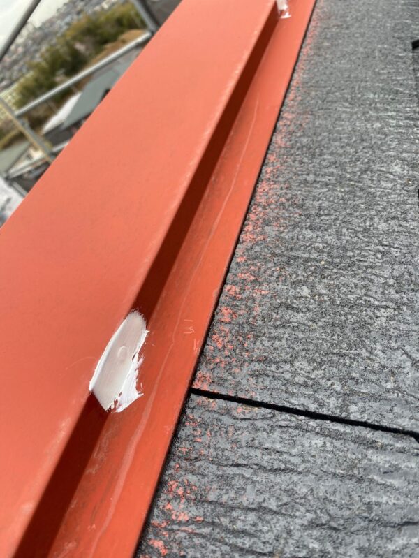 千葉県木更津市　屋根塗装工事　棟板金　サビ止め塗装～コーキング補修