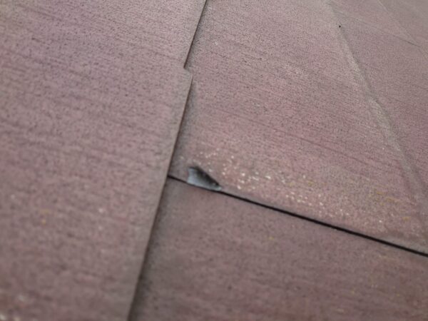 千葉県木更津市　K様邸　屋根塗装工事　屋根材の欠け・棟板金の釘の抜け