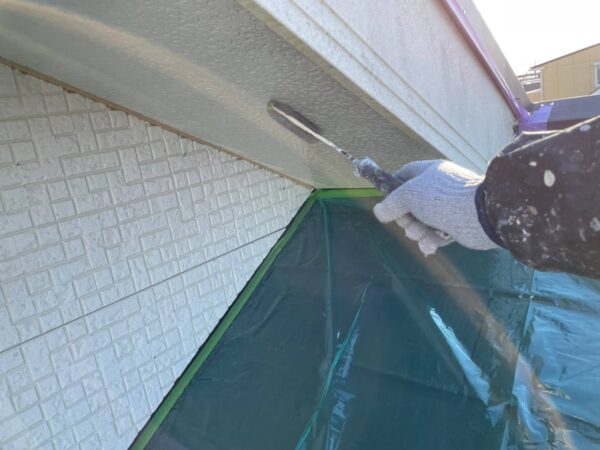千葉県勝浦市　M様邸　外壁塗装工事　付帯部　下塗り作業