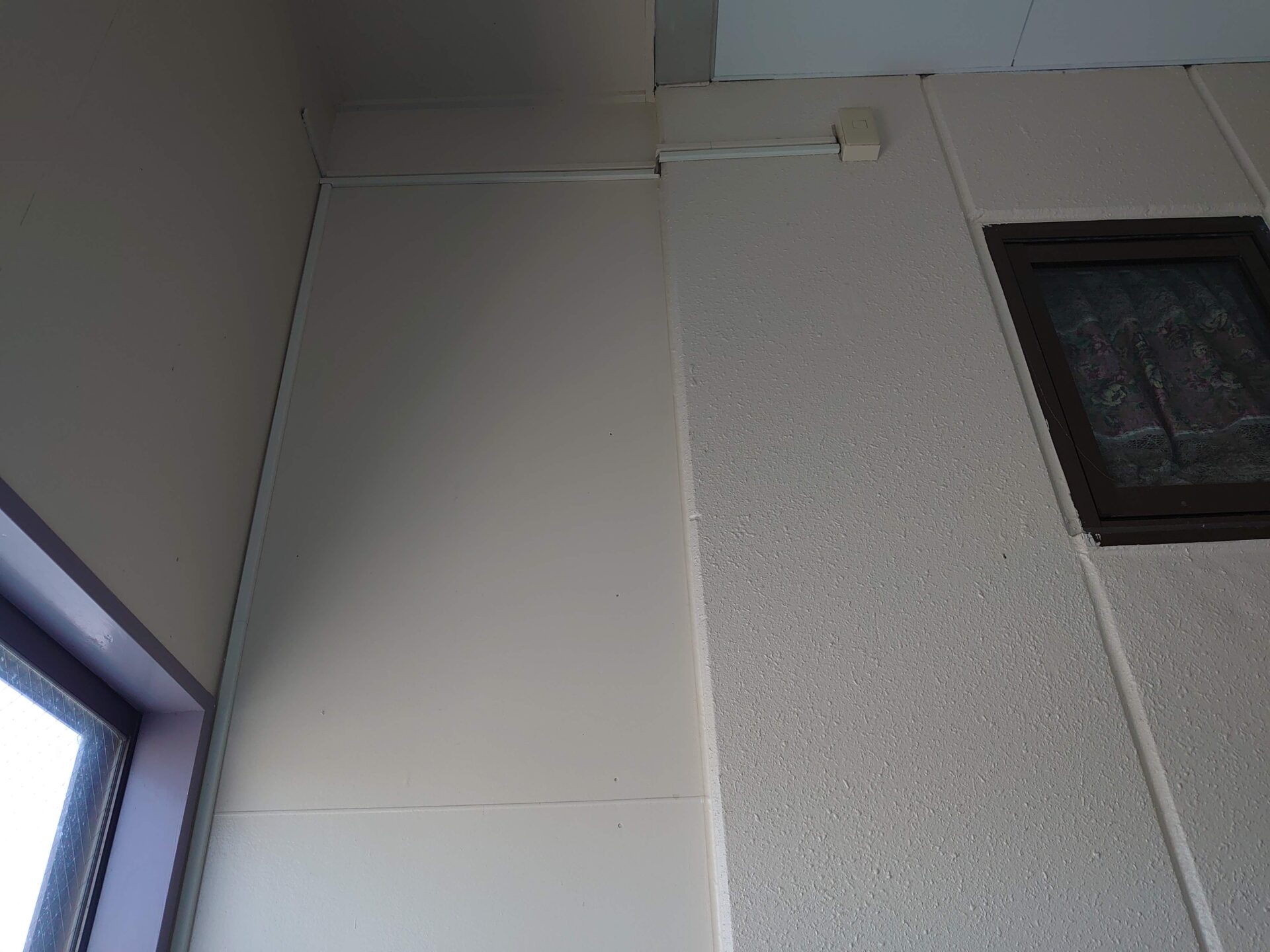 千葉県木更津市　M様・マンション、階段室の壁・天井の塗装（1）