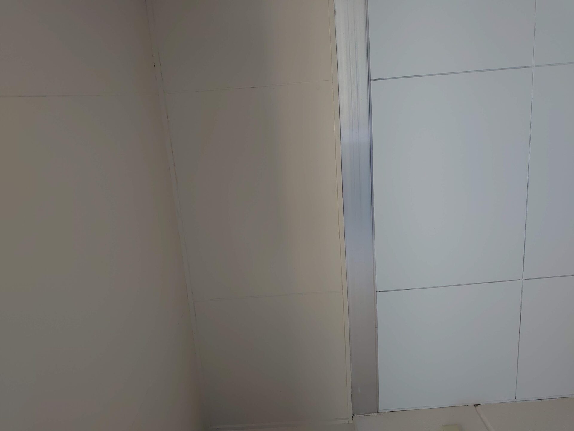 千葉県木更津市　M様・マンション、階段室の壁・天井の塗装（2）