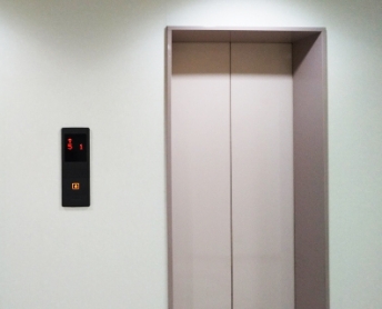 エレベーターの扉