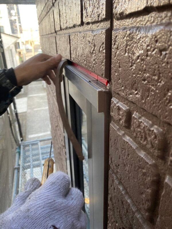千葉県勝浦市　N様邸　外壁塗装工事　コーキング打ち替え　既存コーキング撤去