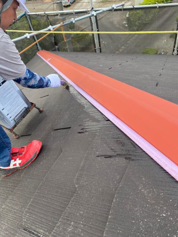 千葉県木更津市 N様邸 屋根塗装工事 下塗り 棟板金の錆止め塗装
