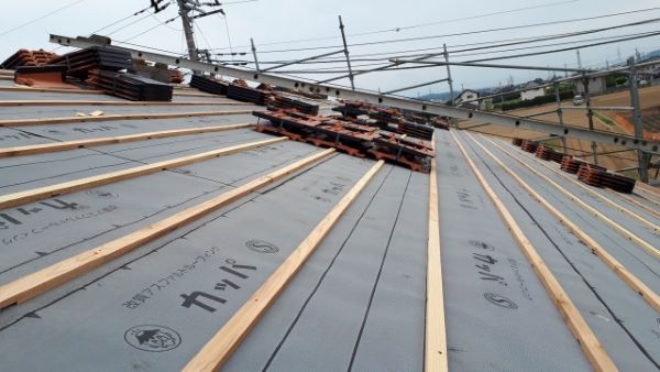 屋根の葺き替え工事とは?メリットやデメリットについて