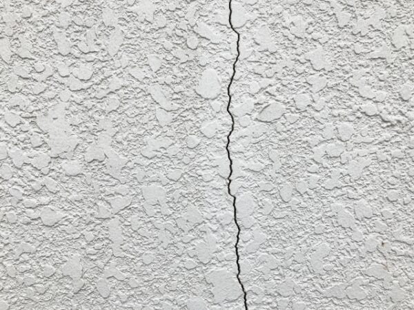 外壁にできるひび割れの種類とは?何が原因でひび割れができる?