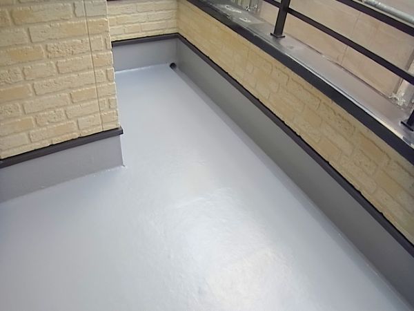 ベランダで欠かせない防水工事とは?種類や施工の流れを解説