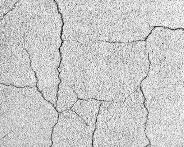 外壁にできるひび割れの種類とは？何が原因でひび割れができる？