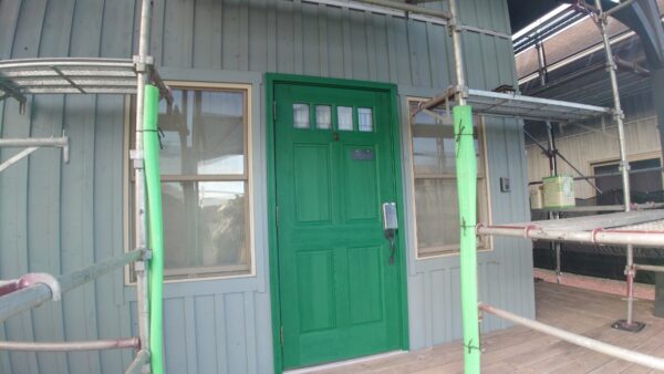 千葉県富津市　Y様邸　ログハウス　外壁塗装工事　玄関扉を塗装するメリットは？