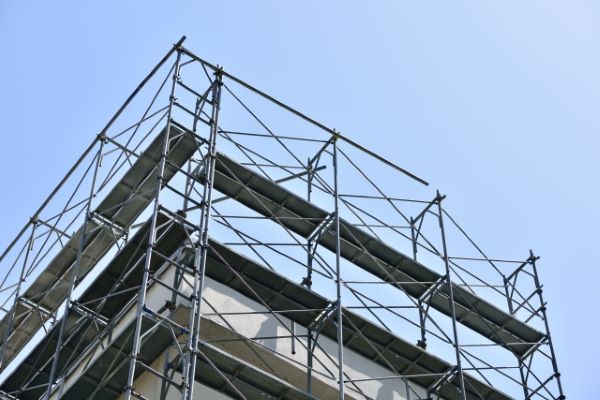 外壁塗装での足場はなぜ必要？重要な理由や注意点を詳しく解説
